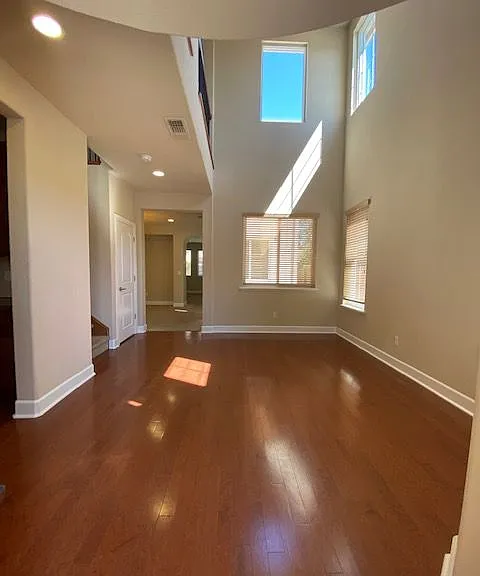1123 Montague Ln — Photo 2