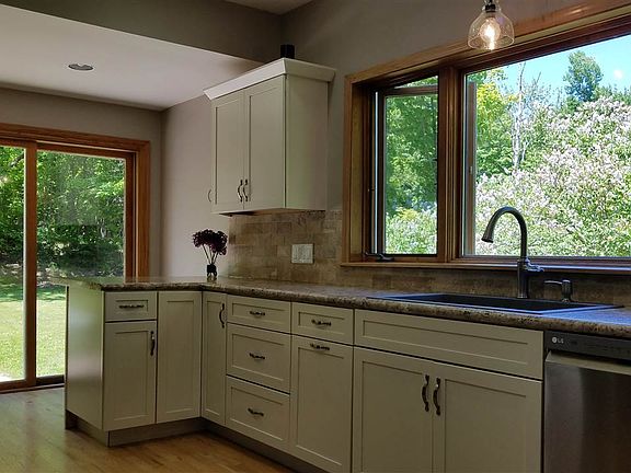 2nd image of 42539 Wilson Memorial Dr