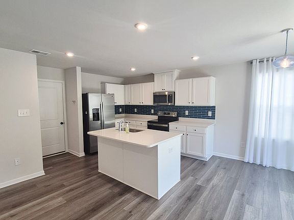 4th image of 130 Robinia Rd