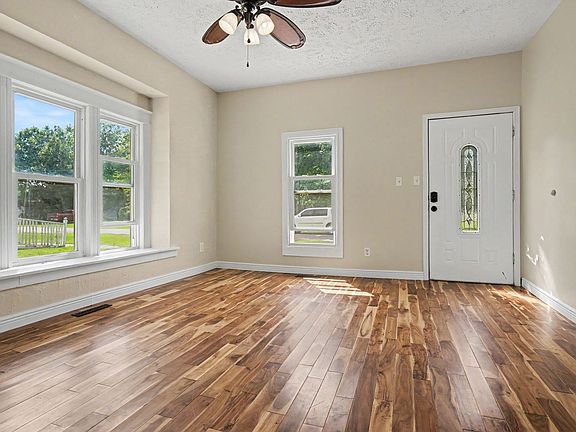 3rd image of 409 W Carter St
