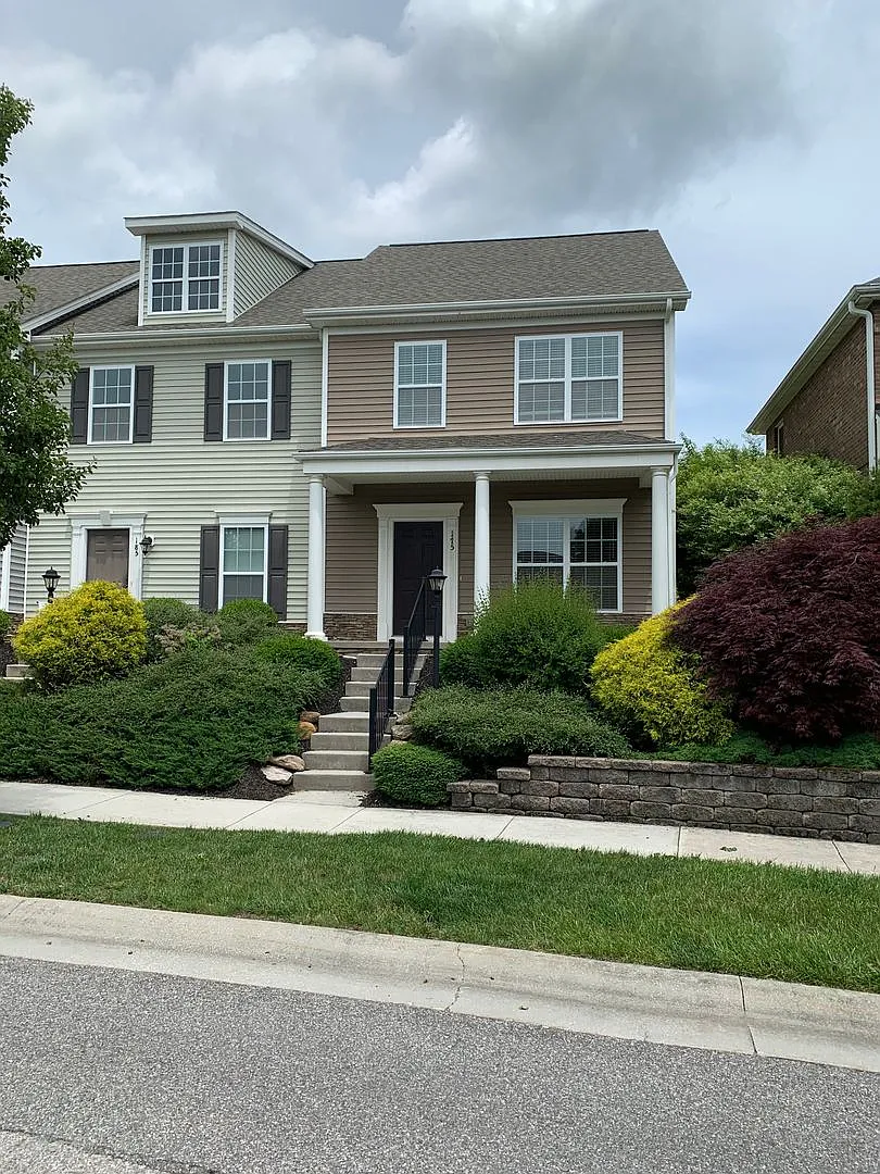 2 Bedroom, 2.5 Bath Townhouse with detached one-car garage — Photo 1