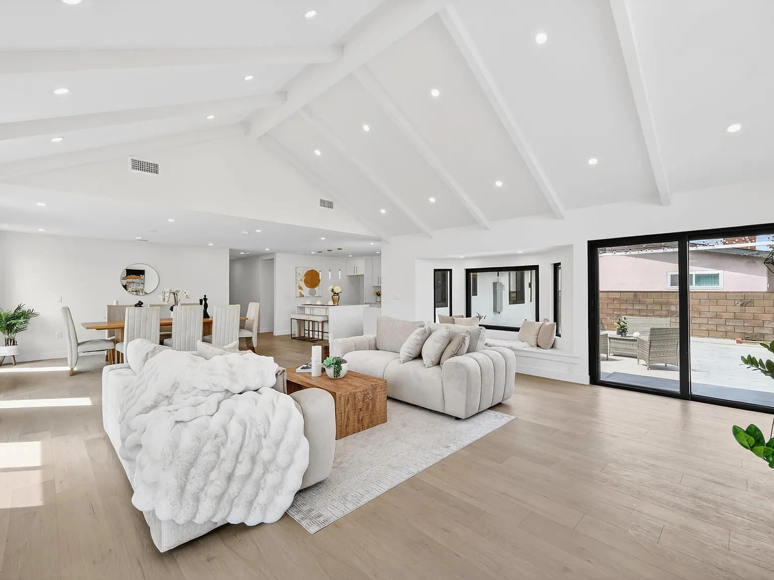 4 bed, 7300 sqft, $5,800 — Photo 4