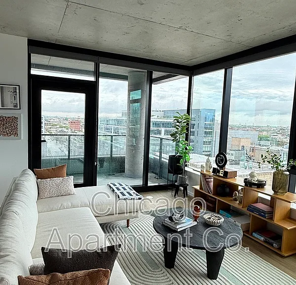 224 N Elizabeth St #411 — Photo 2