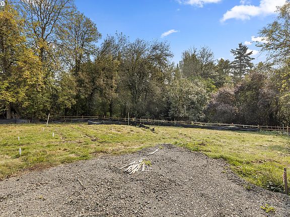 2nd image of 1015 NW Ash Creek Ln