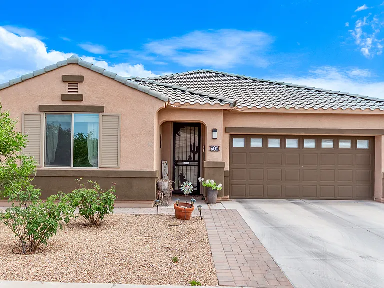 729 W Silver Reef Dr — Photo 1