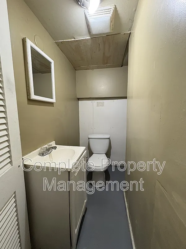 Building Photo - 7801 Vienna Ave #1