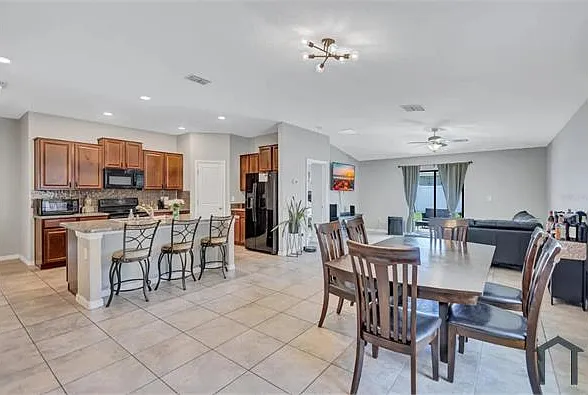 4 bed, 1841 sqft, $4,510 — Photo 3