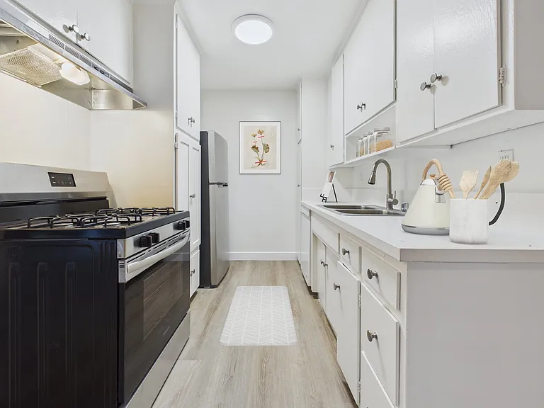 Buffalo Sherman Oaks Apartments — Photo 12