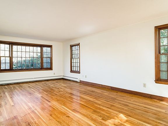 3rd image of 16 Rose Glen Dr