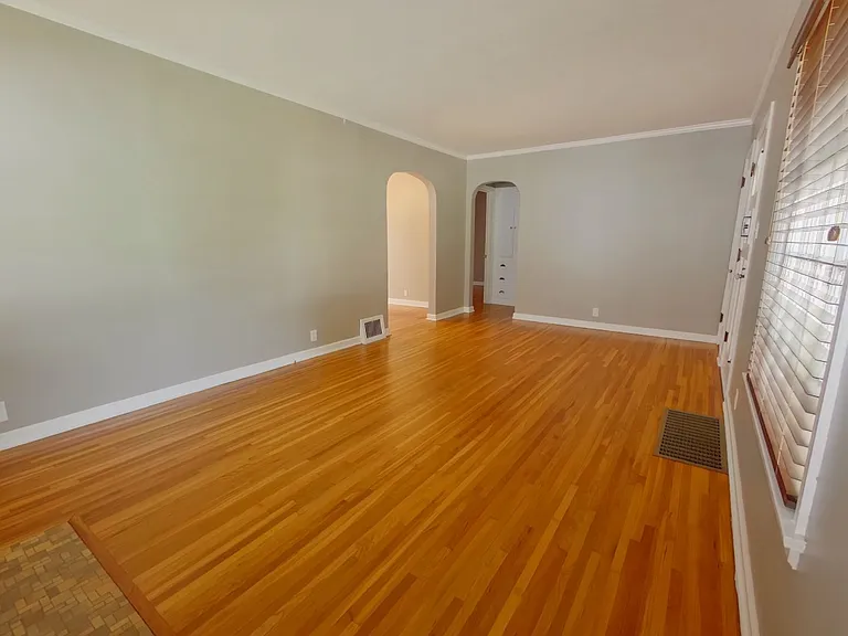 242 S Bleckley Dr — Photo 3