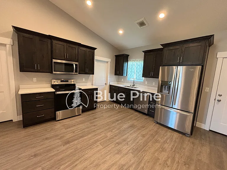 5760 Wildrose Ave — Photo 4