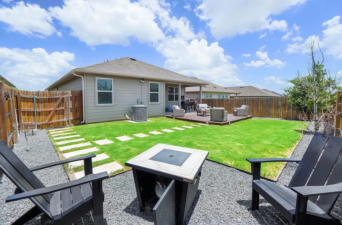 4 bed, 2.0 bath, 1891 sqft, $2,300 — Photo 2
