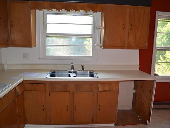 4th image of 713 8th St