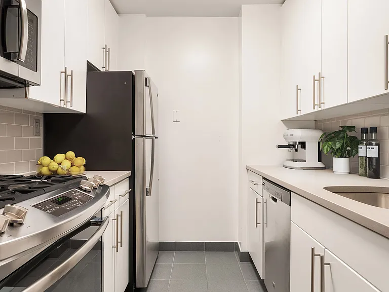 260 W 52nd St #15-F — Photo 3