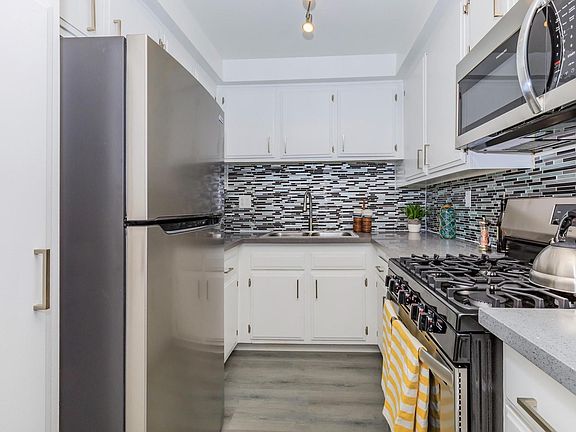 1 BEDROOM REMODELED KITCHEN