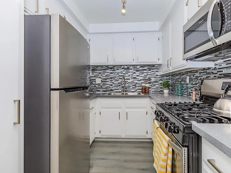 1 BEDROOM REMODELED KITCHEN