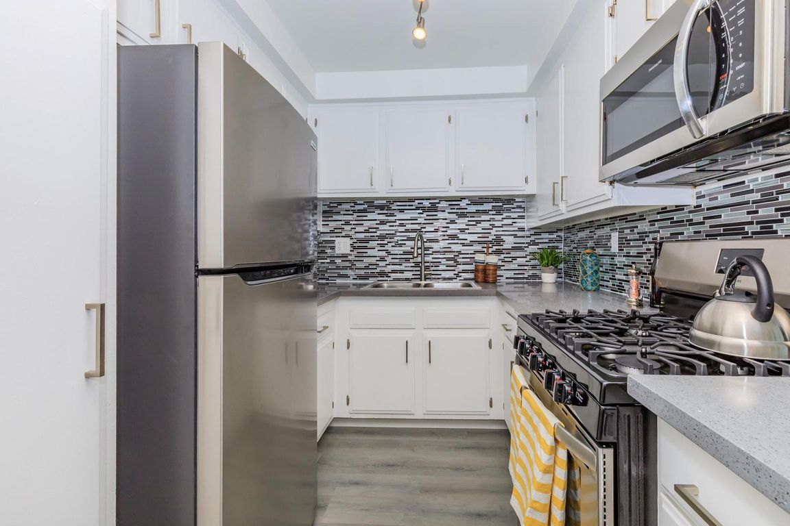1 BEDROOM REMODELED KITCHEN