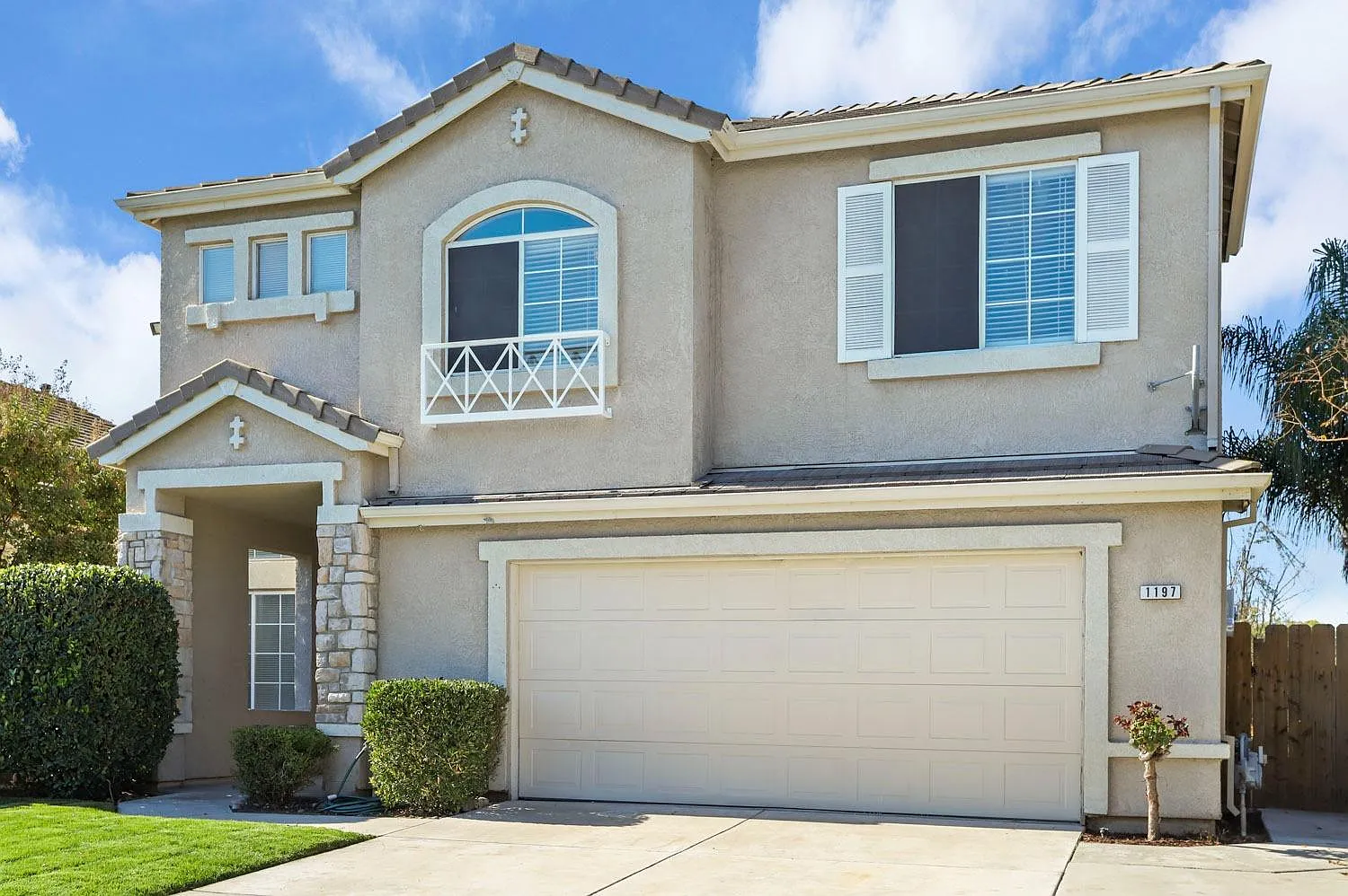 6 bed, 2482 sqft, $3,850 — Photo 3