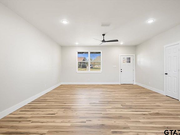 5th image of 400 Guadalupe St