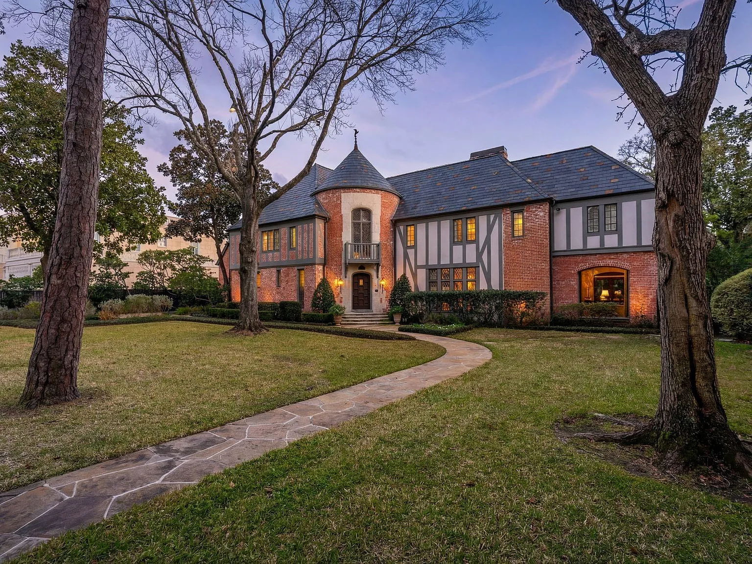 4 bed, 6.5 bath, 7084 sqft, $30,000 — Photo 1