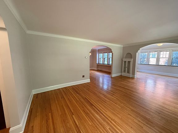 Living Room (20'5" x 13'11")