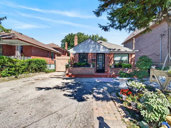 84 Ranee Ave, Toronto, ON M6A 1N2