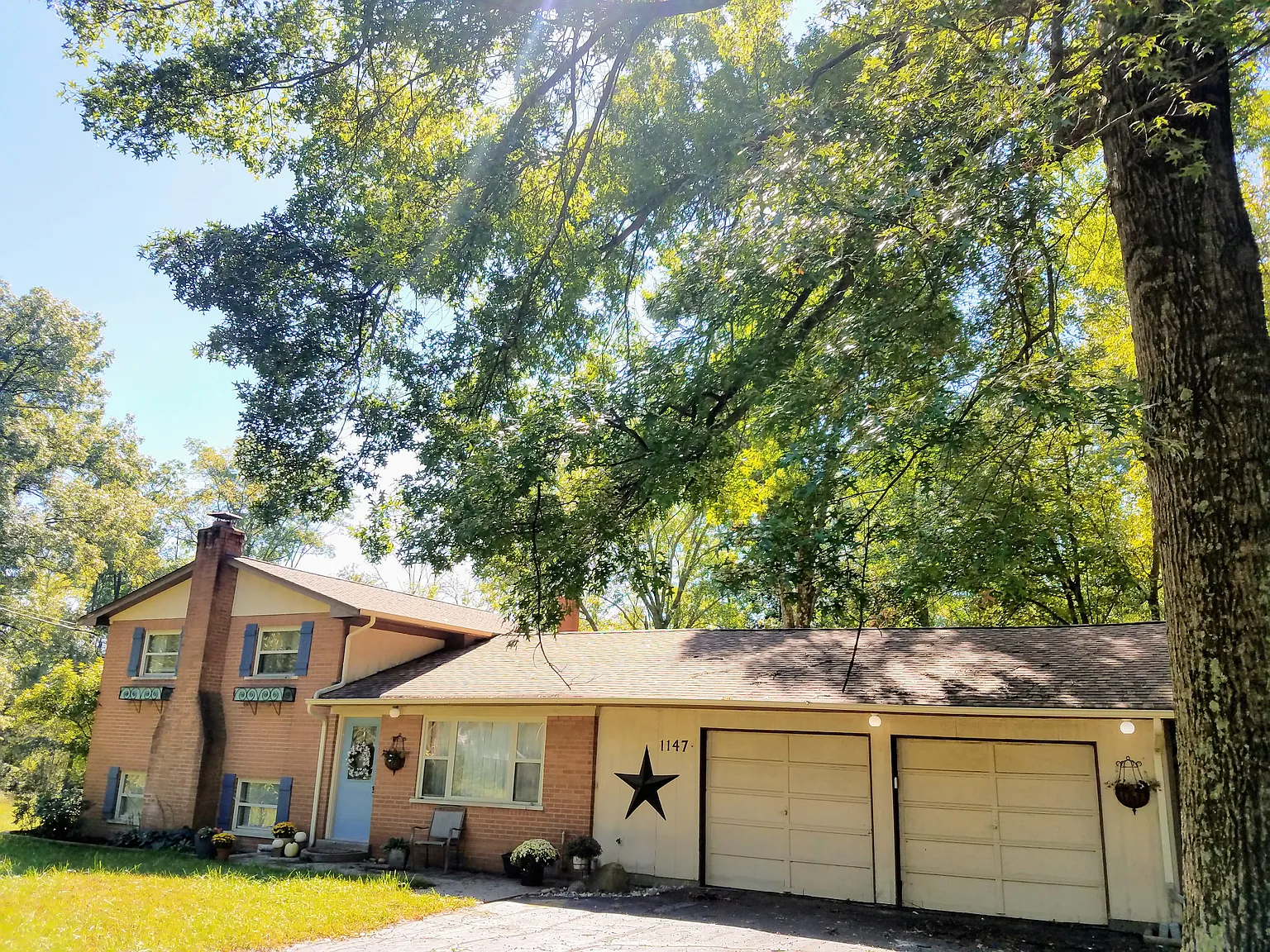 1147 Old Oaks Dr photo 1