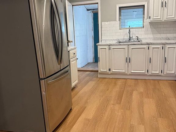 4th image of 807 Cameron St
