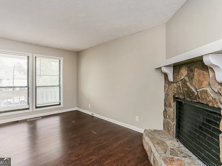 1535 Springwood Dr SE #B — Photo 6