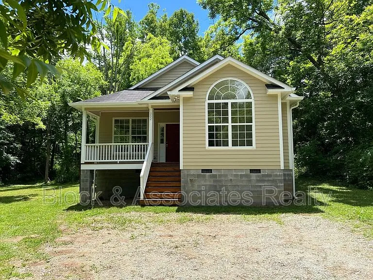 302 Edward Ct — Photo 1