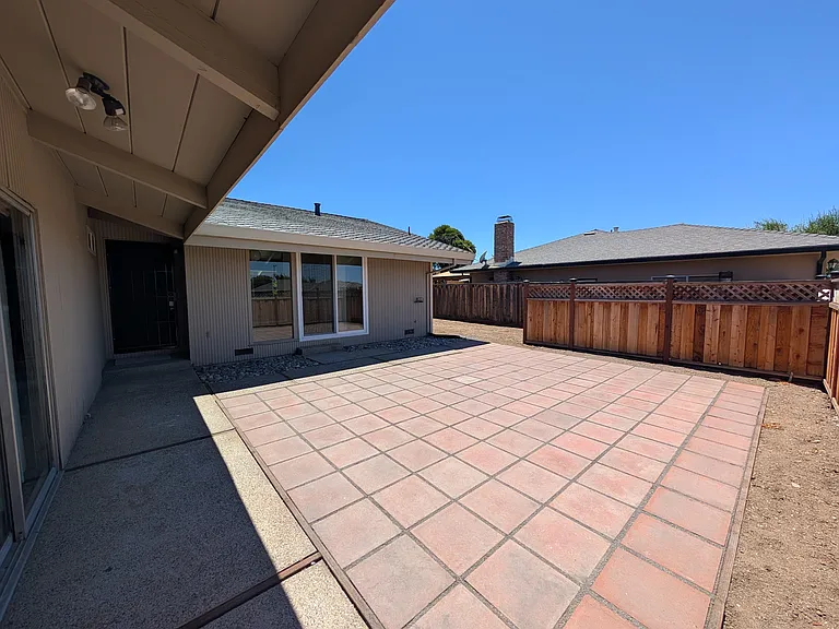 1261 Gloria Dr — Photo 4