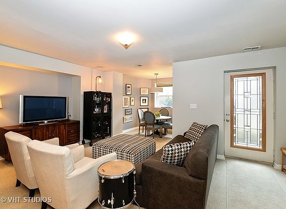 3rd image of 5726 N Kenmore Ave