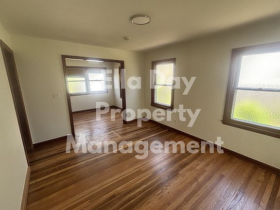 3rd image of 939 N Old Manor Rd