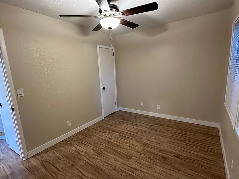 225 E Louise Ave — Photo 12