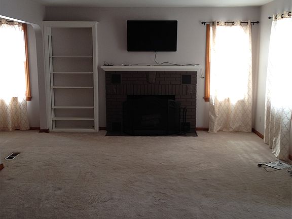 Living Room 1 w/working Fireplace
