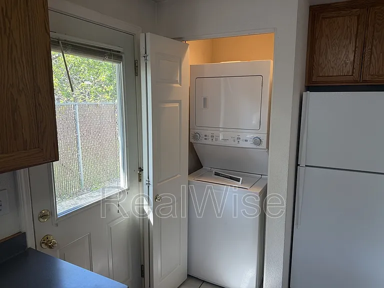 210 3rd St #B — Photo 11