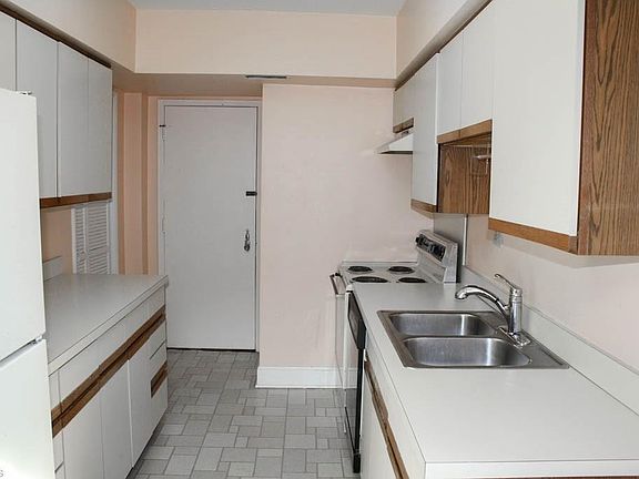 5th image of 19015 Van Aken Blvd APT 406