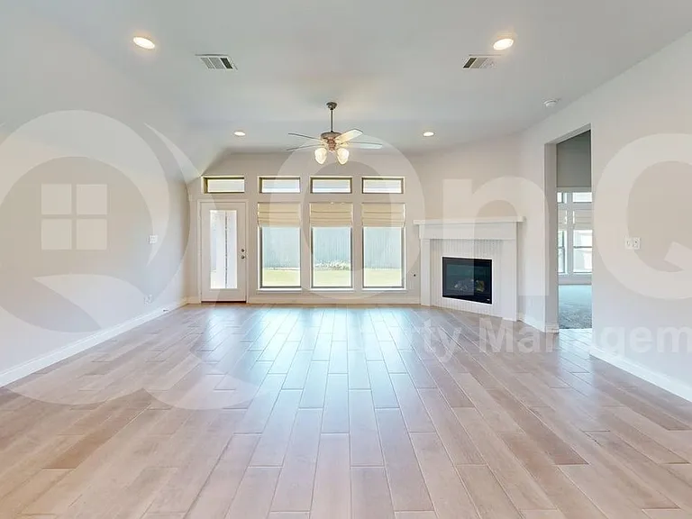 2401 Robin Way — Photo 5