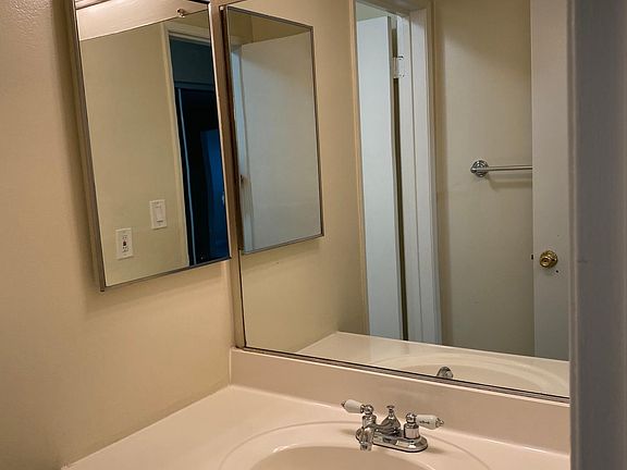 5th image of 6121 Woodman Ave APT 207