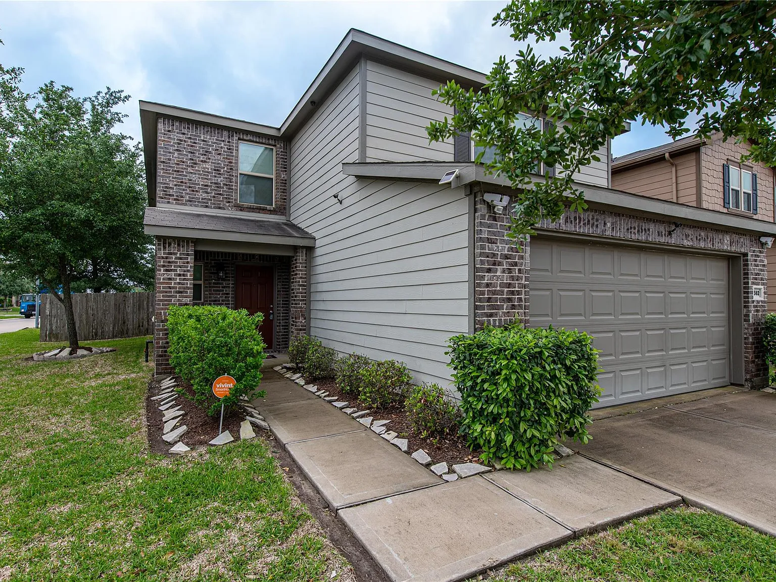 3 bed, 2.5 bath, 2607 sqft, $2,195 — Photo 2
