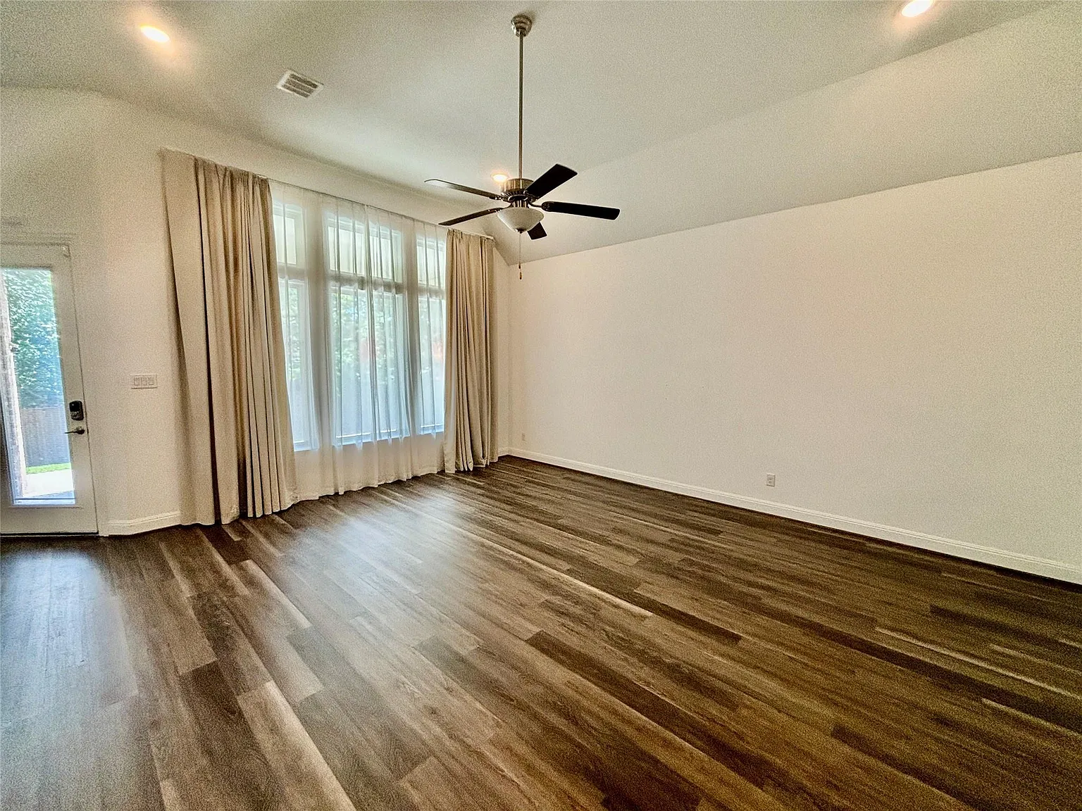 3 bed, 2.5 bath, 2518 sqft, $2,550 — Photo 4
