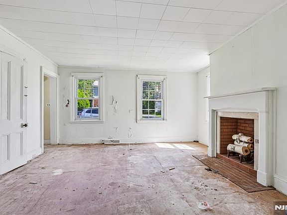 4th image of 162 Chestnut Street