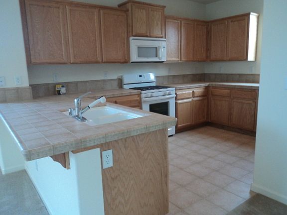 3rd image of 27 Crystalwood Cir