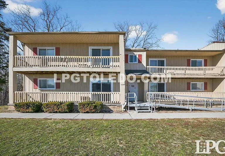 3348 Arlington Ave #8 — Photo 16
