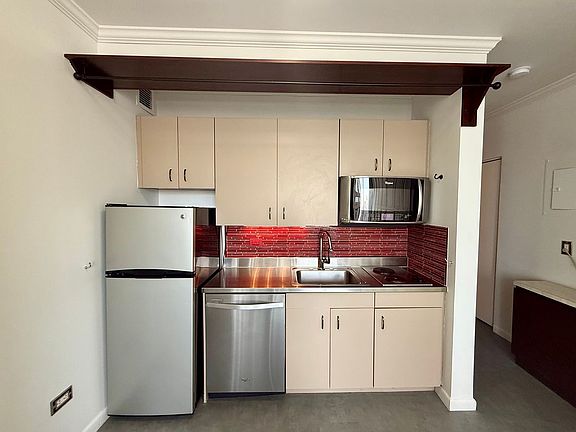 5th image of 111 W 67th St APT 22K