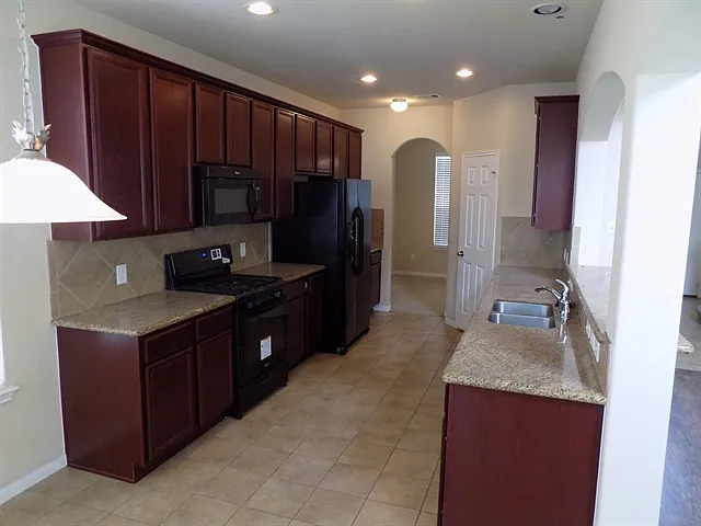 4 bed, 3.5 bath, 2434 sqft, $2,410 — Photo 2