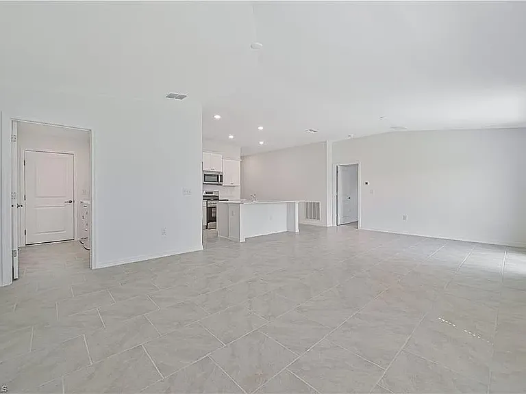2901 NW 18th Pl — Photo 10