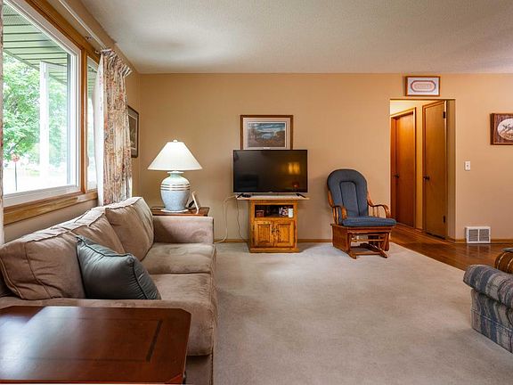 5th image of 860 Kennaston Dr NE