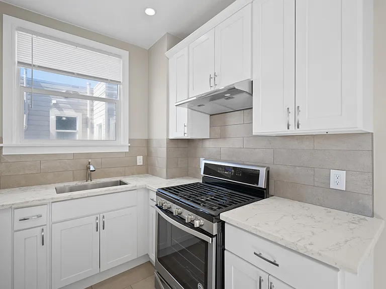 1745 Beach St #16 — Photo 4