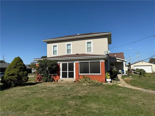 621 Newport Ave, Uhrichsville, OH 44683